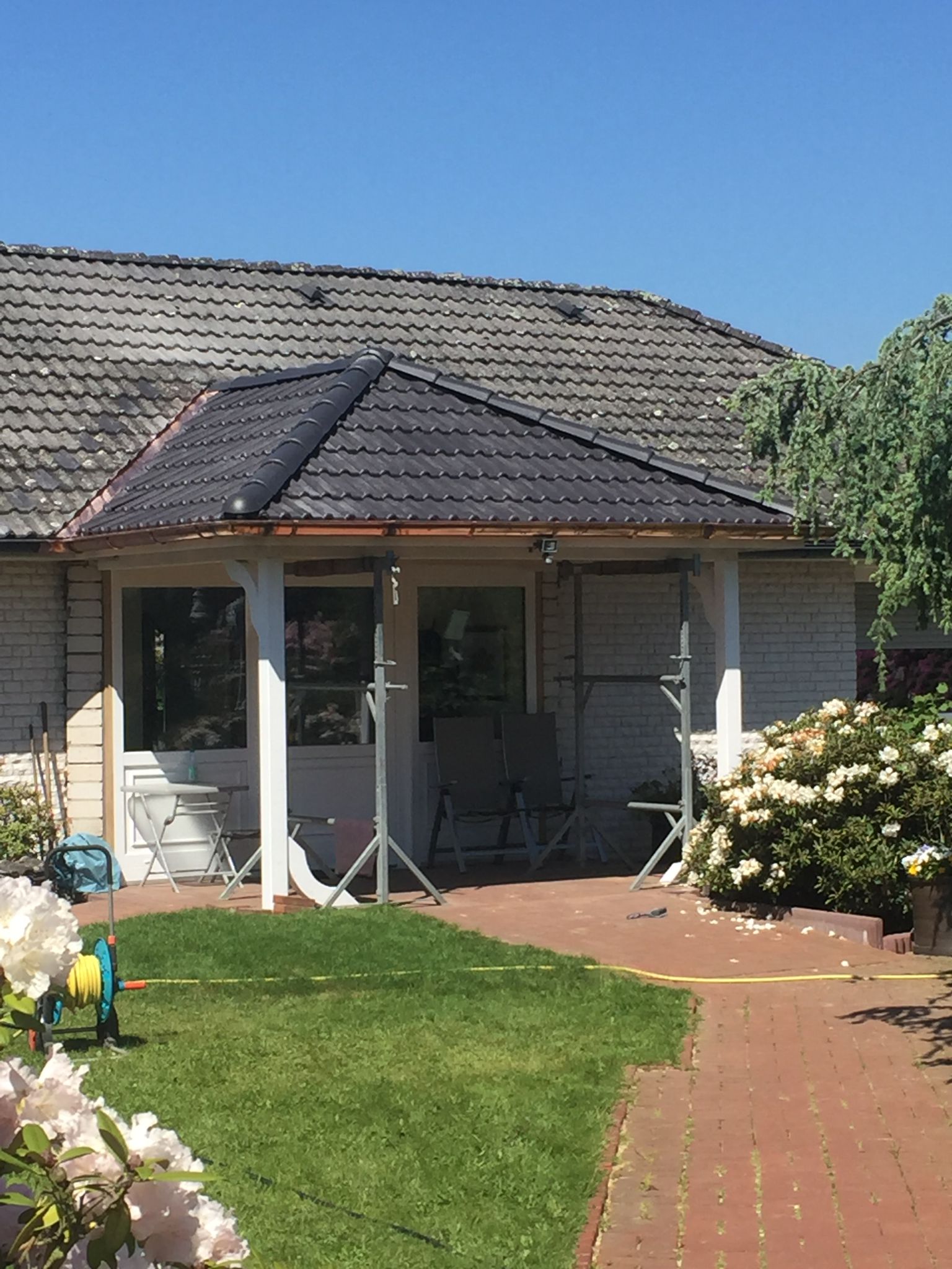Balkon mit Holzverkleidung