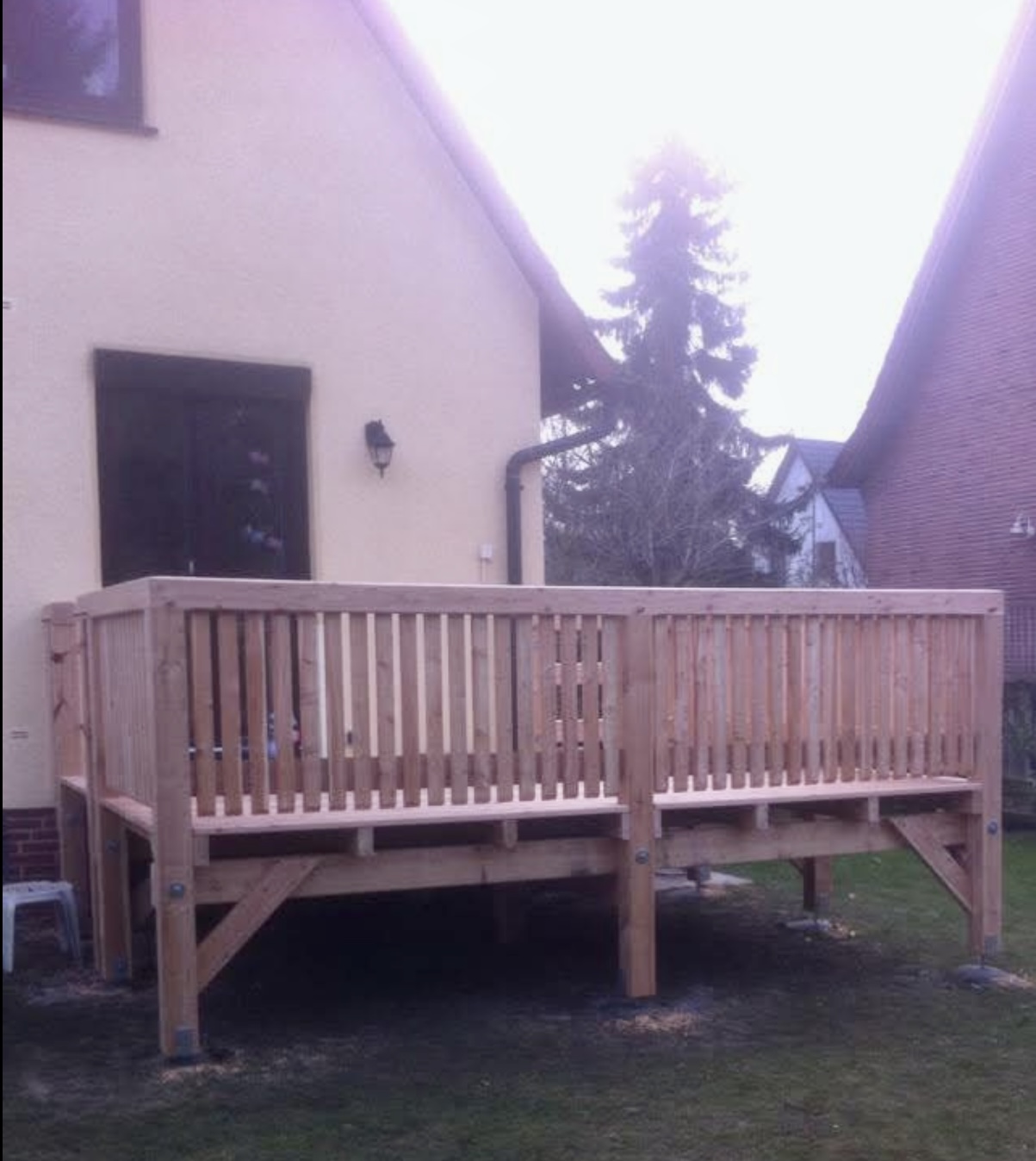 Balkon mit Holzverkleidung